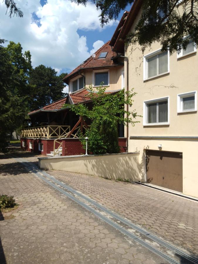 Francoise Szallo Balatonlelle Buitenkant foto